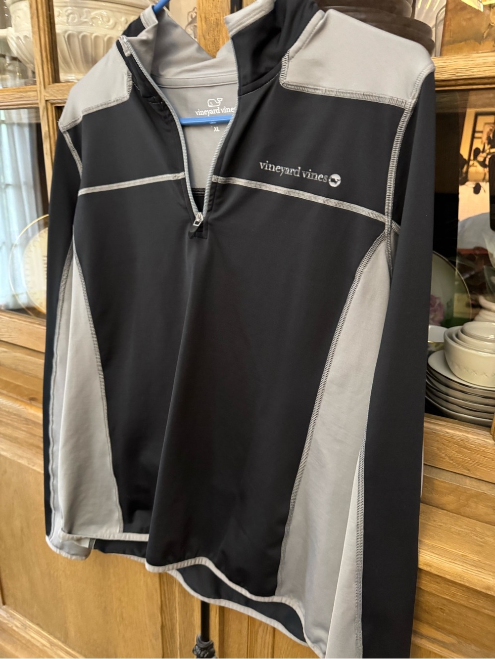 Vineyard Vines Men’s Black and Gray Quarter-Zip Rash Guard
